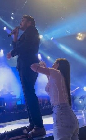 Mustafa Ceceli'nin sahnede zor anlar yaşadı! Eşi ceketini yırttı! 1