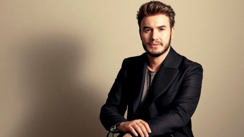 Mustafa Ceceli'nin sahnede zor anlar yaşadı! Eşi ceketini yırttı! 2