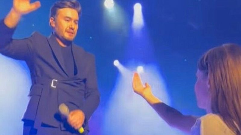 Mustafa Ceceli'nin sahnede zor anlar yaşadı! Eşi ceketini yırttı! 3