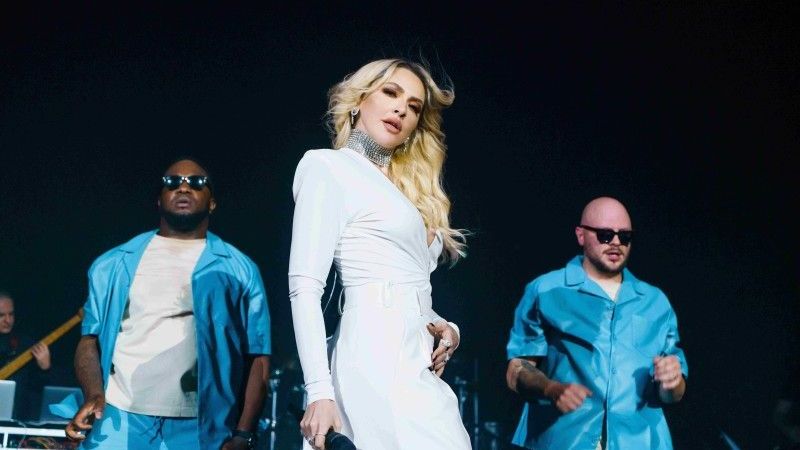 Azerbaycan'da Hadise rüzgarı esti! Beyaz dekolte tulumu içinde nefes kesti! 4