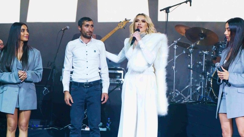 Azerbaycan'da Hadise rüzgarı esti! Beyaz dekolte tulumu içinde nefes kesti! 6