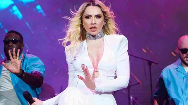 Azerbaycan'da Hadise rüzgarı esti! Beyaz dekolte tulumu içinde nefes kesti! 2