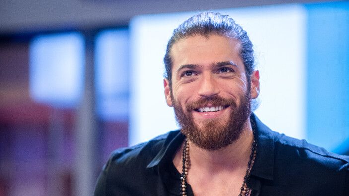 İtalyan kadınların Can Yaman merakı bitmiyor! Bu sefer de göğüslerini imzalatmak için sıraya girdiler! 2