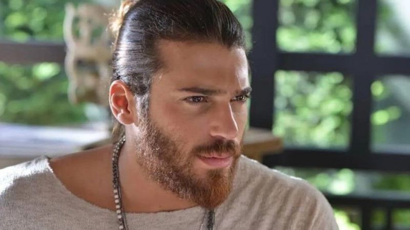 İtalyan kadınların Can Yaman merakı bitmiyor! Bu sefer de göğüslerini imzalatmak için sıraya girdiler! 3