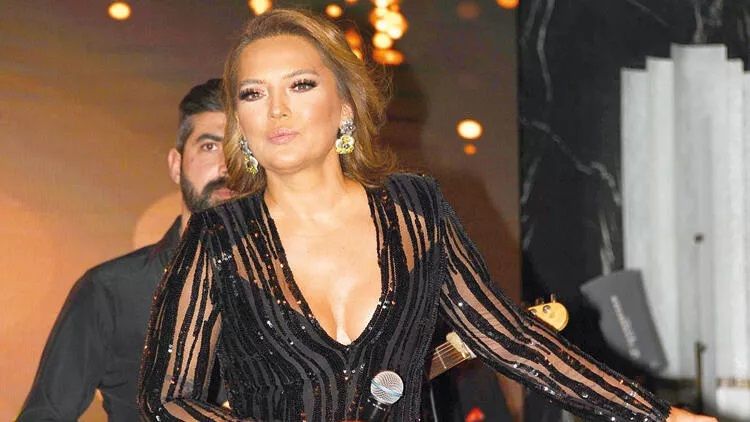 Demet Akalın mini transparan elbisesi içinde alev aldı! “Sahne senin, taç senin” 1