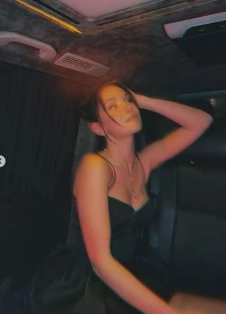 Hazal Subaşı’ndan cesur paylaşım! Arabanın arka koltuğunda dekolteli pozlarını peş peşe sıraladı 2