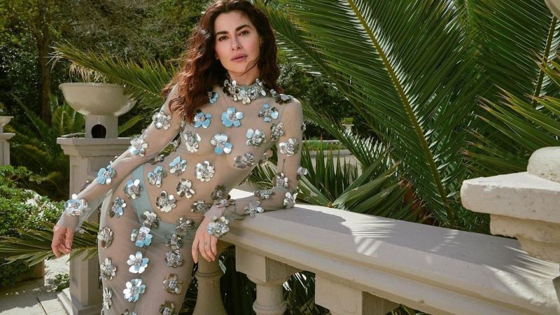 Nesrin Cavadzade’den bikini şov! Sudan bikinisi ile çıkarken eğilince bikinisi… 1