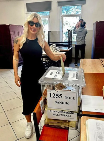 14 Mayıs seçiminde ünlü isimler sandıkta! Hadise, İrem Derici, Pınar Altuğ gibi isimler erkenden sandığa gidenler arasındaydı. İşte ünlüler ve sandık pozları... İşte o pozlar 6