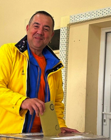 14 Mayıs seçiminde ünlü isimler sandıkta! Hadise, İrem Derici, Pınar Altuğ gibi isimler erkenden sandığa gidenler arasındaydı. İşte ünlüler ve sandık pozları... İşte o pozlar 7