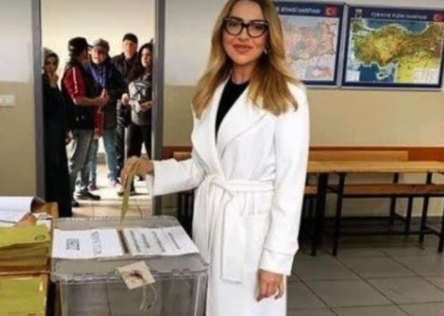 14 Mayıs seçiminde ünlü isimler sandıkta! Hadise, İrem Derici, Pınar Altuğ gibi isimler erkenden sandığa gidenler arasındaydı. İşte ünlüler ve sandık pozları... İşte o pozlar 9