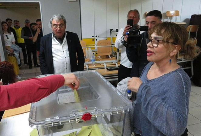 14 Mayıs seçiminde ünlü isimler sandıkta! Hadise, İrem Derici, Pınar Altuğ gibi isimler erkenden sandığa gidenler arasındaydı. İşte ünlüler ve sandık pozları... İşte o pozlar 10