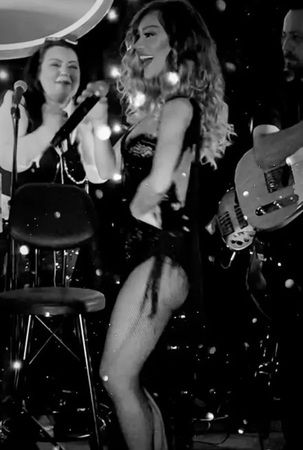 Oryantal Didem’den nefes kesen kalça şov! İlk kez şarkı söyledi yarıçıplak kostümüyle büyüledi! 3