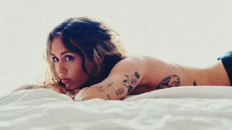 Miley Cyrus’un ateşli yatak pozu! Üstsüz uzandı sosyal medya alev aldı! 3