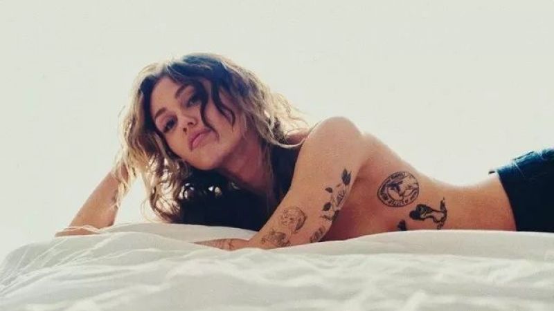 Miley Cyrus’un ateşli yatak pozu! Üstsüz uzandı sosyal medya alev aldı! 2
