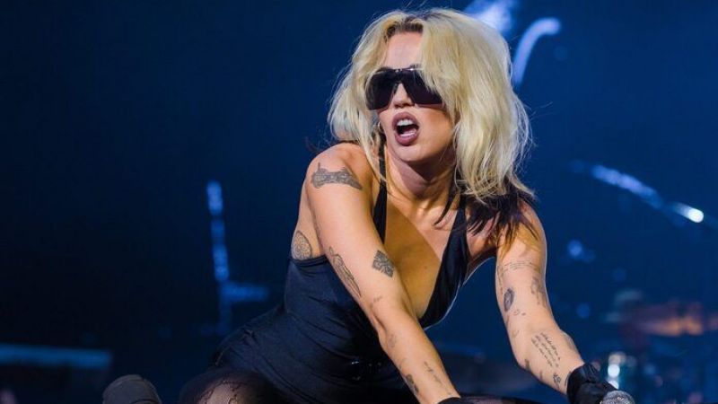 Miley Cyrus’un ateşli yatak pozu! Üstsüz uzandı sosyal medya alev aldı! 5