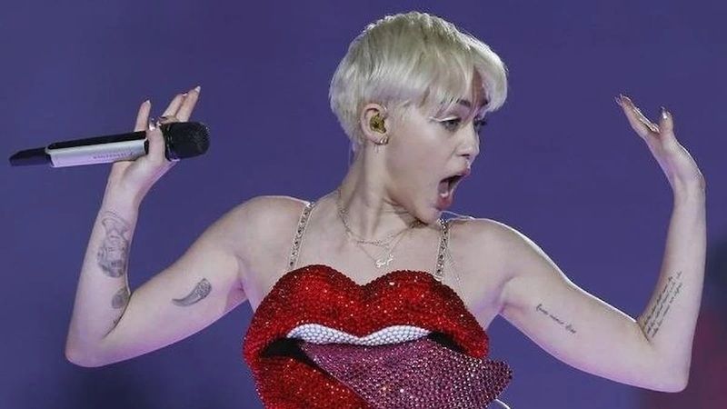 Miley Cyrus’un ateşli yatak pozu! Üstsüz uzandı sosyal medya alev aldı! 1