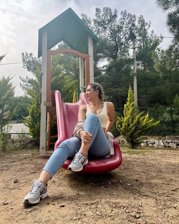 Mini etekli KPSS öğretmeni bu sefer derin dekoltesiyle büyüledi! Fidan Atalay’ın göğüs dekolteli pozları nefes kesti! 2