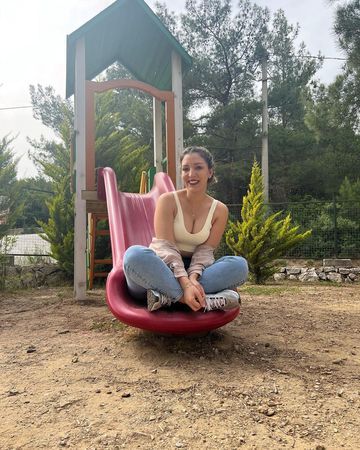 Mini etekli KPSS öğretmeni bu sefer derin dekoltesiyle büyüledi! Fidan Atalay’ın göğüs dekolteli pozları nefes kesti! 1