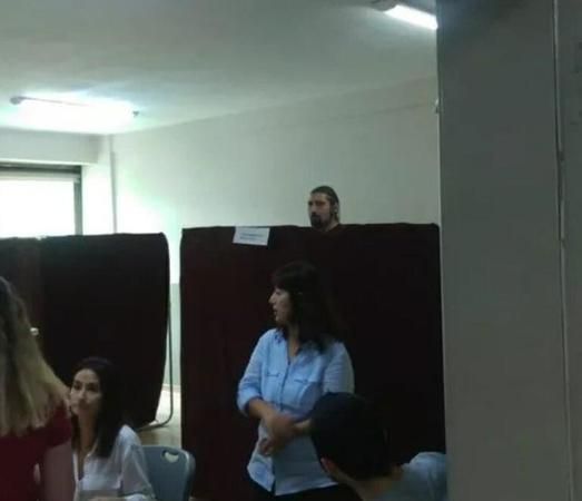 Mesut Süre oy kabininin azizliğine uğradı! Sığmayınca attığı o bakış ile sosyal medyada yankı buldu! 3