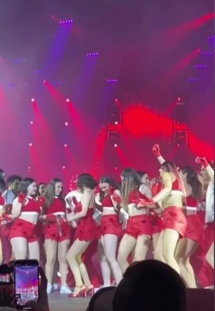 Zeynep Bastık mini kırmızı tulumu içinde alev alev! Ateşli göğüs ve bacak dekoltesi geceye damga vurdu! 3
