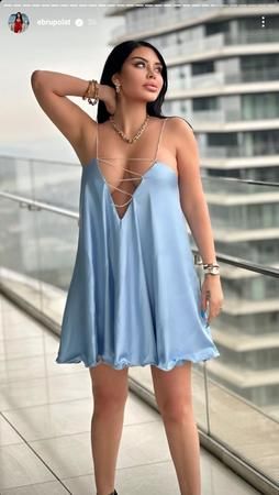 Ebru Polat'ın derin göğüs dekoltesi, tansiyon yükseltti! O poz, sosyal medyada olay yarattı! 3
