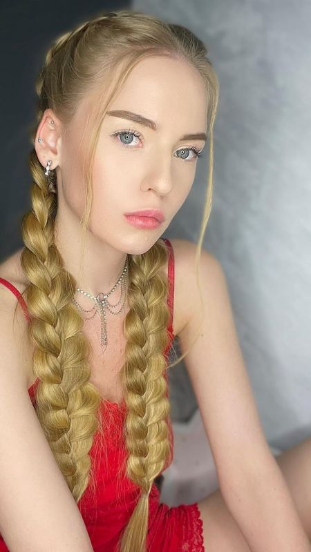 Belaruslu matematik öğretmeni kırmızı mini geceliği ile büyüledi! Oksana Neveselaya’nın kusursuz fiziğine özgü yağıyor! 3