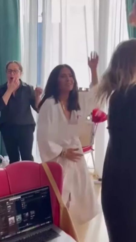 Takipçilerine verdiği sözü tuttu: Salma Hayek bornozu içinde kıvırdı! Frikiklerle dolu ateşli dakikalar… 3