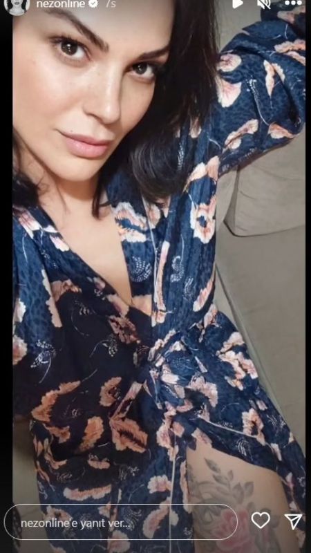 Şarkıcı Nez’in son hali yine nefes kesti! Derin yırtmaçlı geceliği ile Nez’den bacak şov! 3