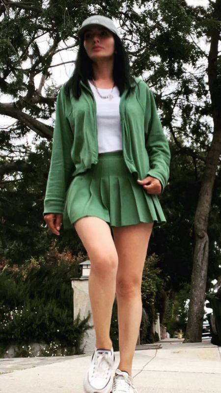 Aleyna Tilki’nin annesi Havva Öztel mini etekli pozunu paylaşınca takipçileri adeta mest oldu! “Heykel gibi kadın” 3