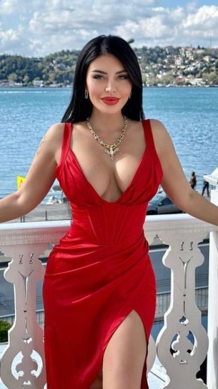 Ebru Polat'ın “Konserde giyilir mi?” diye sorduğu elbisesi, olay yarattı! O nasıl göğüs dekoltesi? Ağızlar bir karış açıkta! 1