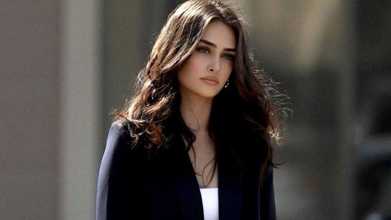 Esra Bilgiç için gergin bir dönem… Anlaştığı dizi projesinden ayrılma kararı aldı! 3