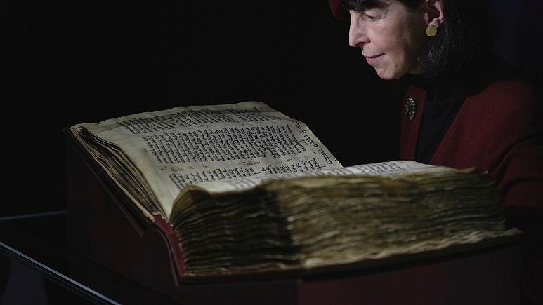 Dünyanın en eski İncil'i rekor bir fiyatla açık arttırmada satıldı! 2