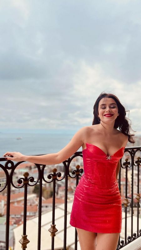 Ateş Kuşları dizisinin Gülayşe’si İlayda Alişan bir çizme bir mini elbise ile merdiven pozu verdi! Bacakları tamamen açıkta kalınca… 2