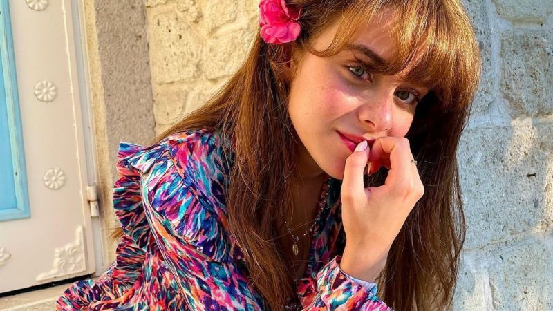 Ateş Kuşları dizisinin Gülayşe’si İlayda Alişan bir çizme bir mini elbise ile merdiven pozu verdi! Bacakları tamamen açıkta kalınca… 1