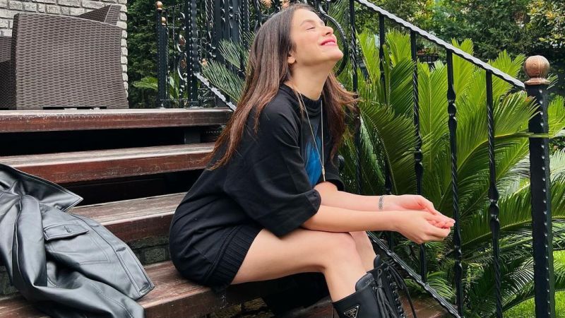 Ateş Kuşları dizisinin Gülayşe’si İlayda Alişan bir çizme bir mini elbise ile merdiven pozu verdi! Bacakları tamamen açıkta kalınca… 3