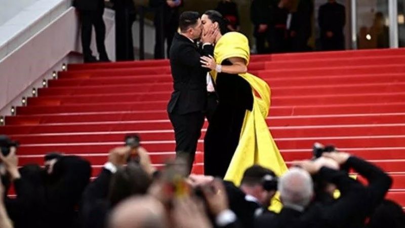 Adriana Lima kırmızı halıda sevgilisiyle dudak dudağa! Yandı buralar! 2