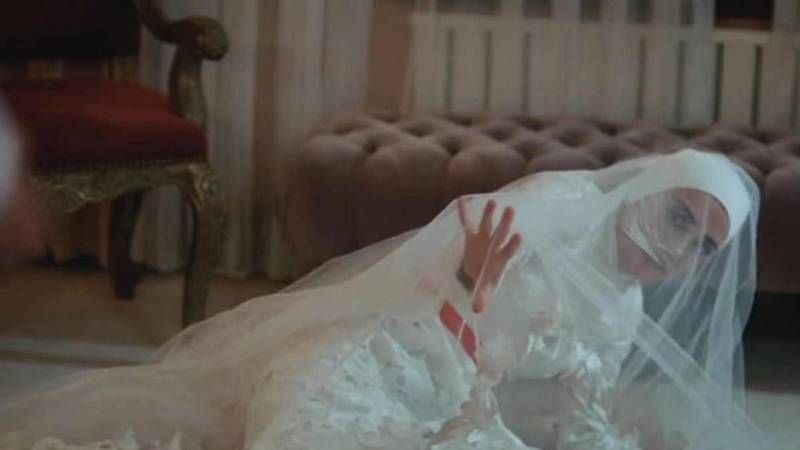 Önümüzdeki hafta Kızılcık Şerbeti’nde yepyeni yol ayrımları izleyeceğiz! Birileri için ayrılık birileri için kavuşma çanları çalabilir… 1