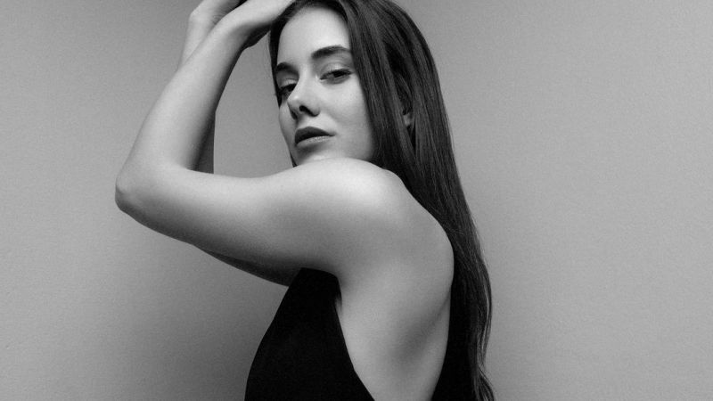 Yalı Çapkını dizisinin Suna’sı bacak frikiği verdi! Beril Pozam’ın mini eteğindeki yırtmaç adım attığında hayranlarının nefesi kesildi! 1