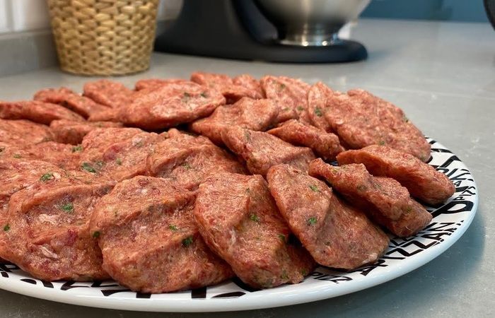 Köfteyi hep yanlış pişirmişiz! Kasap köfte yaparken işte bilmeniz gereken sır! 4