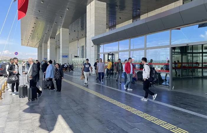 Dünya basını Gaziantep'teki Olayı ACİL KODUYLA duyurdu: Gaziantep'te uçaklar 'UFO'ya mı takıldı? Gaziantep Havalimanı'na gelen bir uçağın radarı, 9 bin feette 'tanımlanamayan bir cisim' tes 1