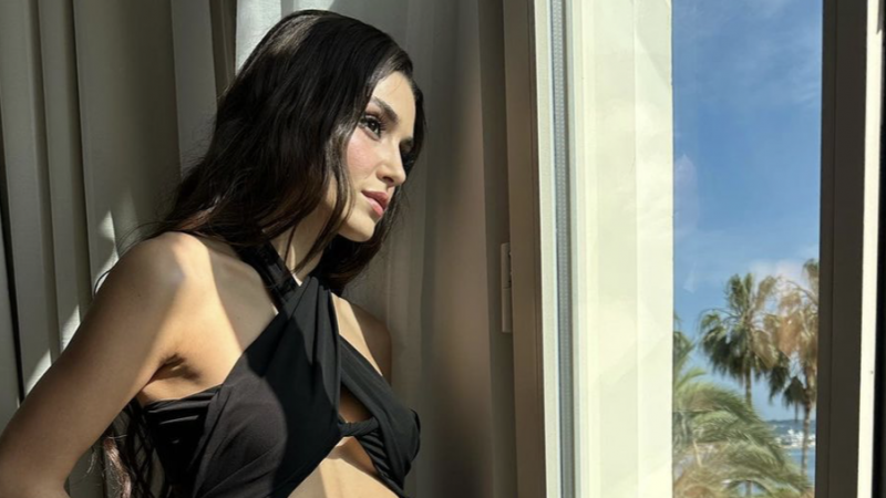 Hande Erçel, Instagram'dan paylaştı, yürekleri hoplattı: Minili kıyafetiyle çömeldi... 2