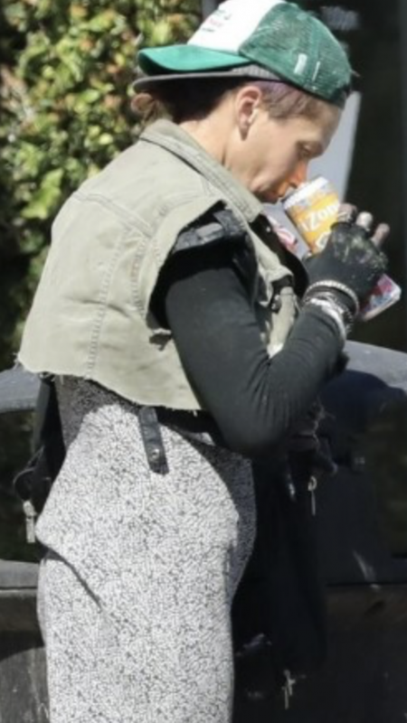 Bir zamanlar dünyanın en çekici kadınlarından biriydi, nefes kesiyordu: Artık geçimini çöplerden sağlıyor 3