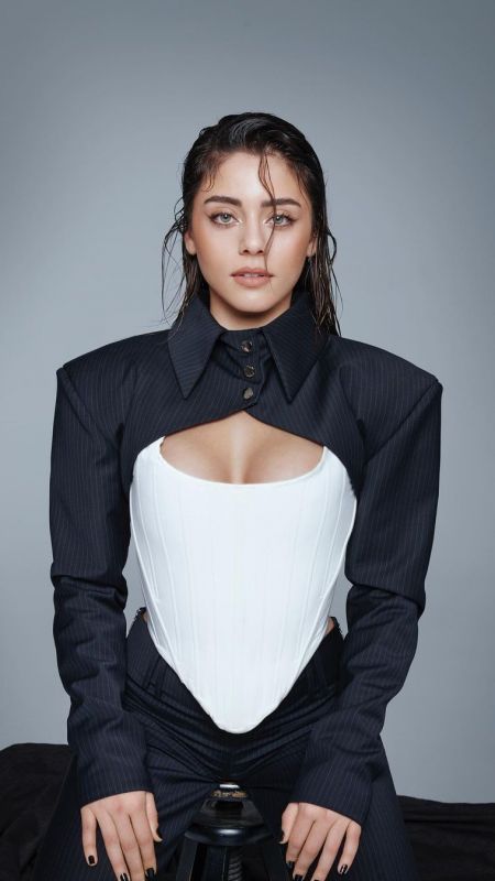 Kızılcık Şerbeti dizisinin Doğa’sı göğüs dekoltesi ile fena yakalandı! Sıla Türkoğlu sutyensiz elbisesi ile yukarıdan foto çekince göğüs dekoltesi frikiğe döndü! 4