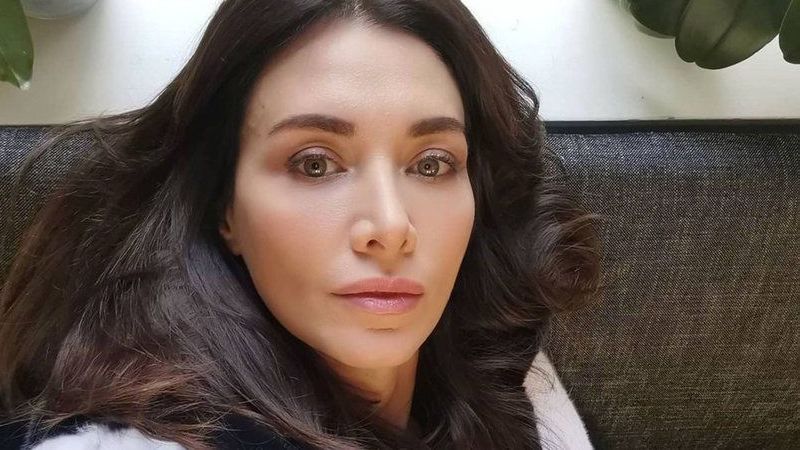 Eskiden mankendi şimdi bir afet! 47’lik Nefise Karatay bikinisini giydi havuz başına çömeldi! 1