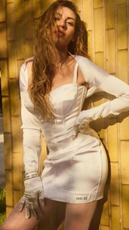Sinem Kobal'ın mini elbiseli fotoğraflarına beğeni yağdı 4