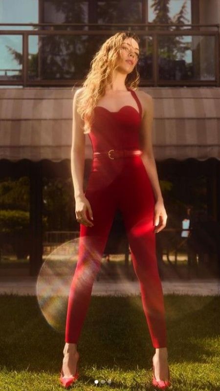 Sinem Kobal'ın mini elbiseli fotoğraflarına beğeni yağdı 3