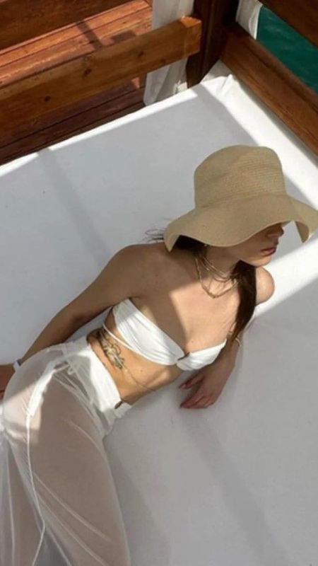 Güzel oyuncu bikinili pozları ile nefes kesti 3