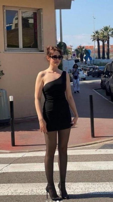 Diriliş Ertuğrul'un Halime'si, süper minisiyle caddeler boy gösterdi: Esra Bilgiç'in cesur pozları yürek hoplattı 2