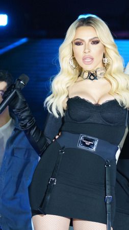 Ünlü şarkıcı Hadise derin göğüs dekoltesiyle yıktı geçti, yürekleri hoplattı: 350 bin kişinin önünde öyle bir hareket yaptı ki... 2