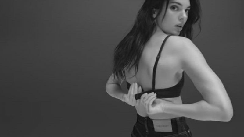 Kendall Jenner iç çamaşırı reklamında oynadı, sosyal medya yıkıldı! Muhteşem fiziğiyle verdiği pozlar yürek hoplattı 2